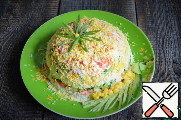 To serve, cover the salad bowl with a dish, carefully turn it over, remove the film.
Garnish if desired with herbs, corn, grated yolk.