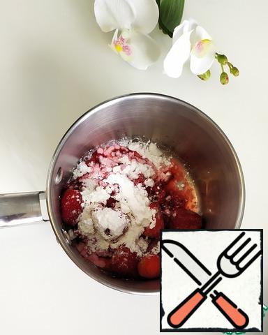 Let's prepare the berry filling. To do this, put 100 grams of red currant in a pan (I have frozen-it needs to be thawed), strawberries, a tablespoon of sugar and a teaspoon of corn starch.