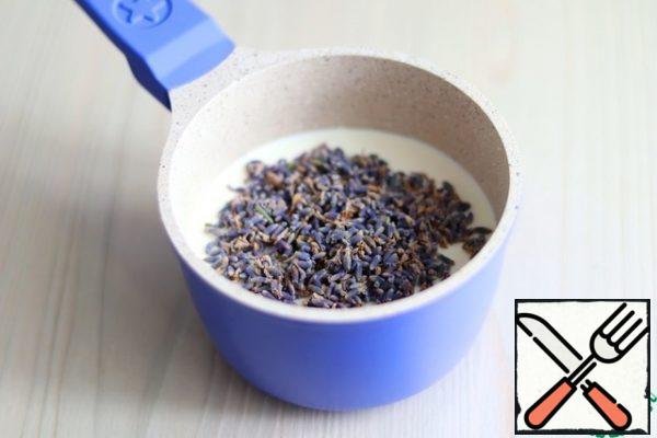 Add 200 ml of cream (20% fat) to the container, add 1 teaspoon (without a slide) of lavender flowers. Put the container on medium, closer to quiet, fire, let it boil slightly. Cover the container with a lid and set aside for 15-20 minutes.