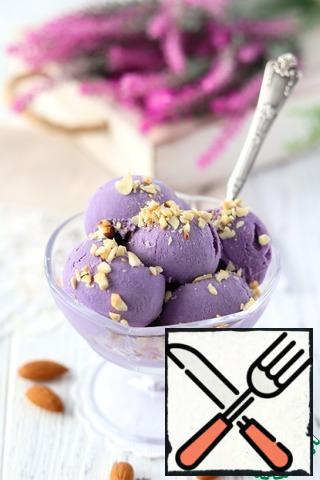 Put the ice cream in the cremans and sprinkle with chopped and fried almonds.