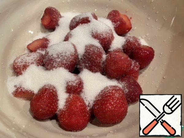 Put the strawberries in a saucepan, add 200 g of sugar and leave for 10 minutes, wait until the strawberries secrete juice.