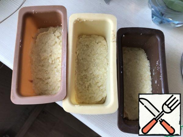 Spread out in molds and send to the refrigerator for a couple of hours, preferably overnight.