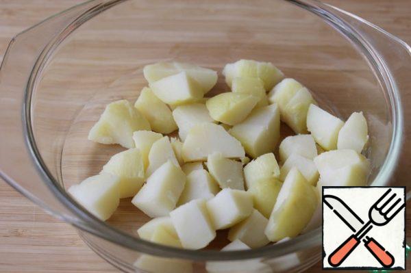 Peel the cooled potatoes and cut them into fairly large pieces.