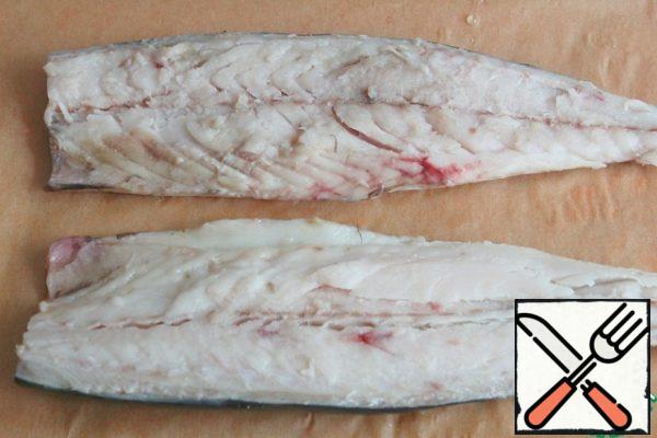 Cut the mackerel into fillets or take ready-made.
Season the fillet with salt and pepper.