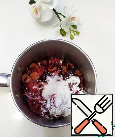 In a saucepan, combine the currants, sliced cherries, corn starch and 1 tbsp sugar. Bring to a boil and cook for 2-3 minutes over low heat.