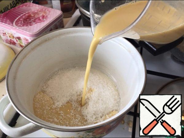 Pour the dry ingredients into the pan, pour in the milk, bring to a boil.
