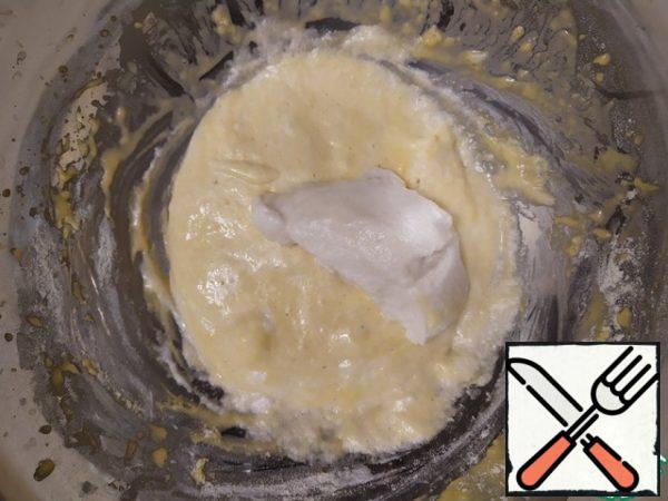 Then we will begin to carefully transfer the whipped whites to the dough and gently mix them with a spoon.