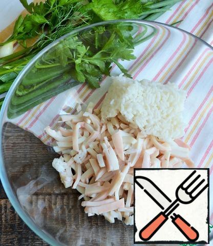 Boil the squid in boiling water, in large quantities, for 3 minutes. Immediately put the squid in ice water, clear from the films, chords, wash, cool, cut into small bars, 1 * 3-4 cm..
Add the cooked rice.