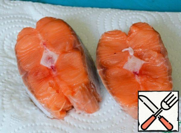 Cut the salmon into cubes, without skin and bones.