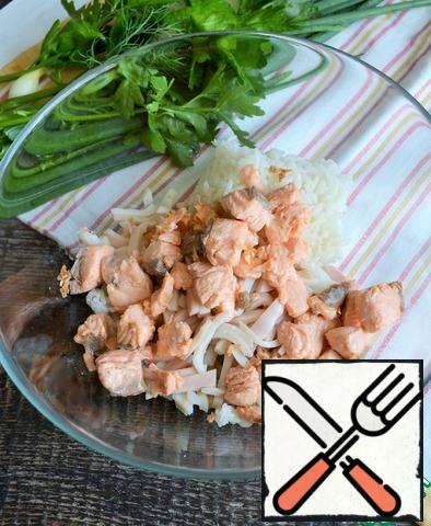 Fry the salmon in vegetable oil for 1-2 minutes and add it to the salad bowl.