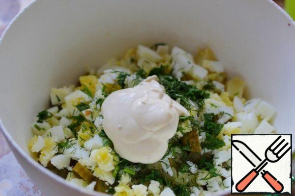 Season the salad to taste with salt and pepper, add mayonnaise mixed with mustard, and mix.
Put the salad in the refrigerator for 30 minutes.
Before serving, garnish with egg circles and sprinkle with paprika.