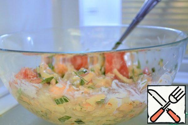Mix and put in the refrigerator for 15-25 minutes, so that the salad "does not cry", but the products are soaked.