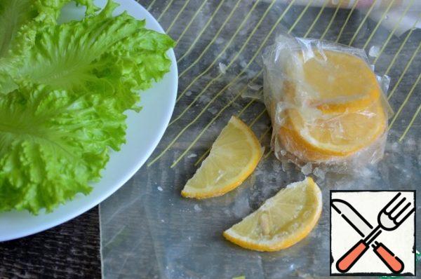 To serve, wash, dry the lettuce leaves, and slice the lemon.
If you do not have a lemon, I advise you to have supplies in the freezer.