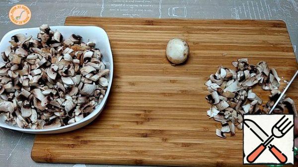 Cut and fry the mushrooms.