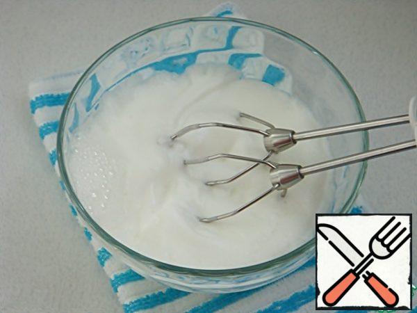Whisk the whites into a light foam. It is better to do this immediately in a large bowl.