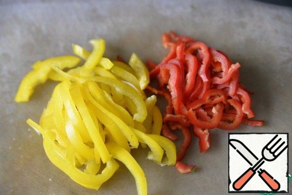 Wash the peppers, clean them, and cut them into thin strips. In the photo, red pepper is sharp.