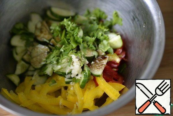 Put the chopped coriander, squeeze out the garlic, add salt, balsamic vinegar, olive oil.