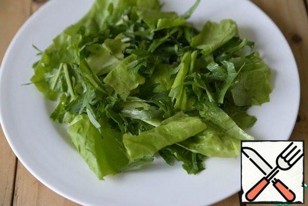 On a serving plate, put a salad mix, or a mixture of any salad and arugula.