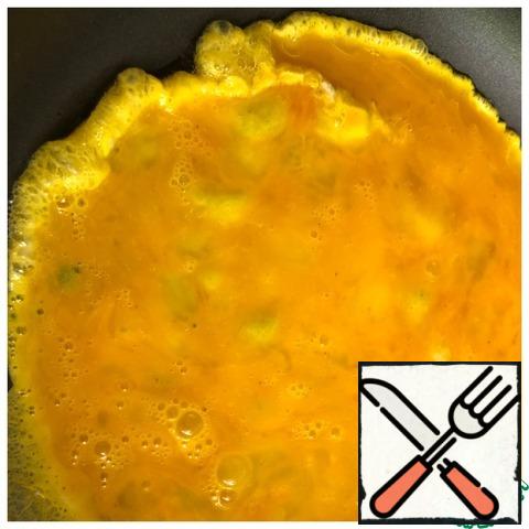 Beat the eggs with a fork with a pinch of salt and fry the pancake in a pan with vegetable oil.