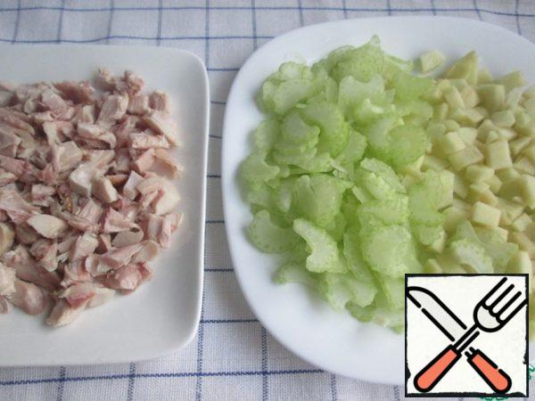 Cut the meat of smoked chicken into cubes, celery stalks-thin plates. Peel the Apple, cut it into cubes and sprinkle it with lemon juice.