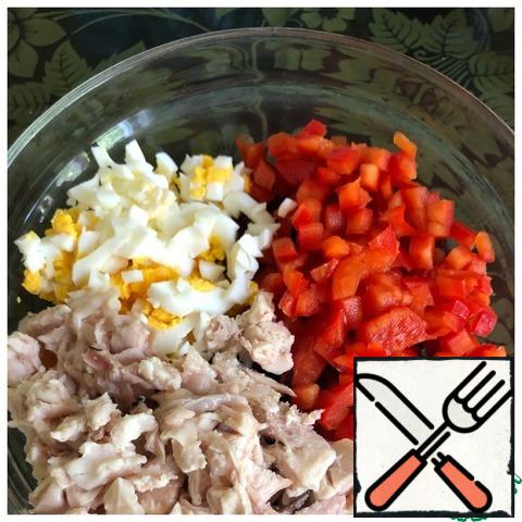Pepper and eggs cut into a small cube, the chicken is disassembled into fibers or cut into a medium cube.