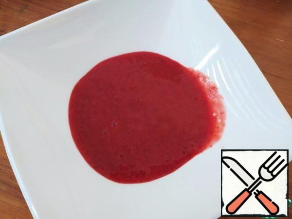 Chop the strawberries with a blender and puree them.