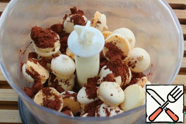 In a blender, put the cookies, cocoa powder and break into the crumbs.
