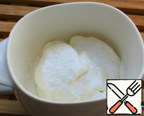 Mix sour cream with powdered sugar (powdered sugar to taste).