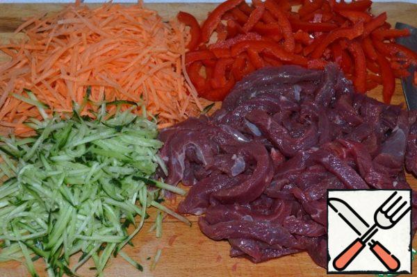 Cut vegetables and meat into strips.
