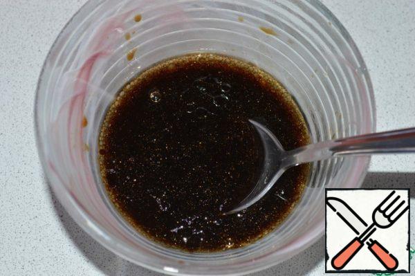 Prepare the dressing: mix soy sauce, vegetable oil, sugar and vinegar. Mix thoroughly.