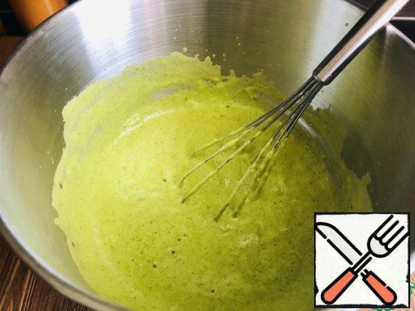 To the beaten eggs with spinach, add the sifted flour with baking powder in parts, knead the dough using a whisk with careful movements. The dough is obtained by the consistency of a biscuit.