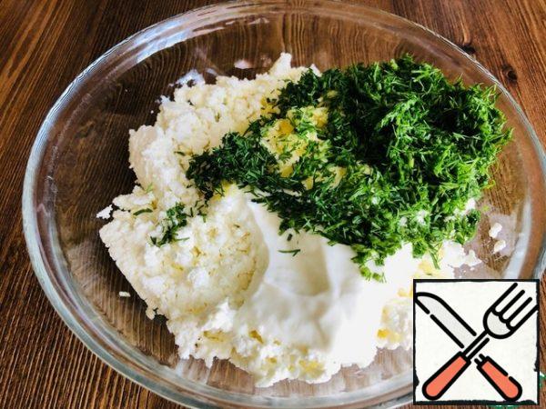2. Prepare the filling.
- In a bowl, mix cottage cheese, sour cream, chopped dill, garlic (pass through the press), salt.