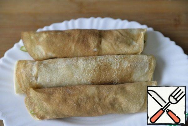 Wrap the pancake tightly in a roll. Put it in the freezer for at least 20 minutes, so that it freezes and it is easy to cut it beautifully.