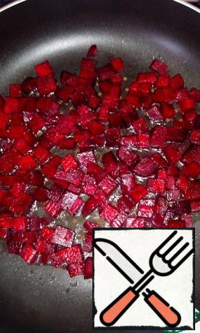 My beetroot, clean, cut into cubes. Preheat the pan with 1 tablespoon of olive oil, send the beets there. Add 1 tablespoon of water, close the lid. Leave to simmer until half-cooked for about 10 minutes.
