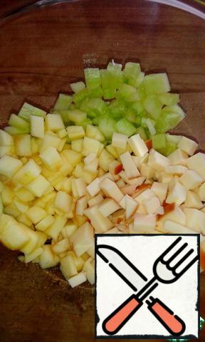 While our vegetables are stewing, cut into cubes cucumber, Apple, melted cheese, dill finely cut.