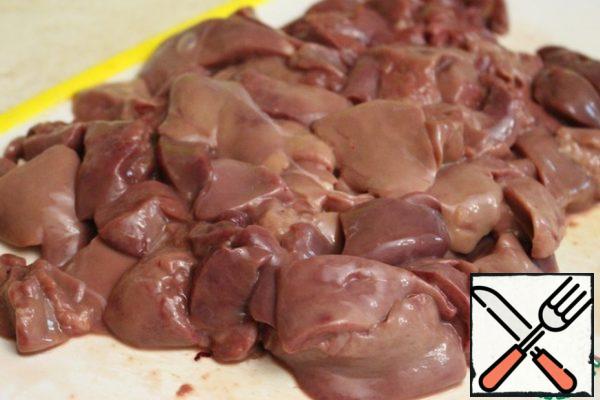Cut the chicken liver into small pieces.