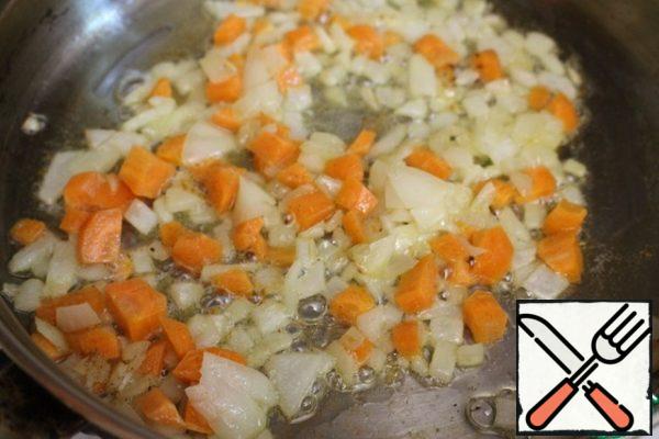 Pour the vegetable oil into the pan, add the onion and fry over medium heat for 2-3 minutes. Then add the carrots and fry for 10 minutes on low heat.