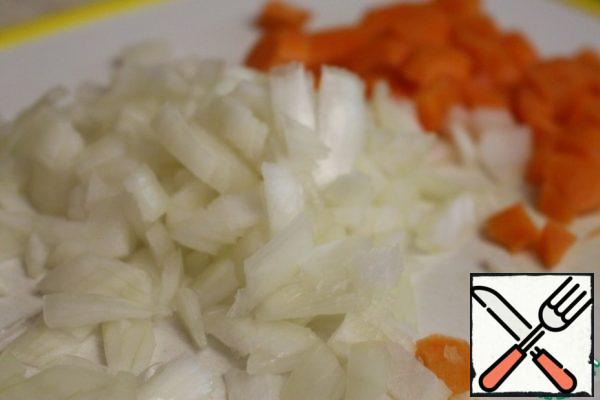 Peel the onions and carrots and cut them into medium-sized cubes.