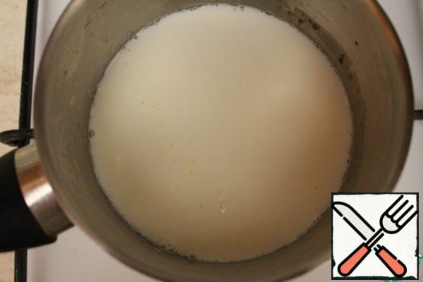 400 ml of milk with sugar and vanilla bring almost to a boil, so that the sugar is completely dissolved.