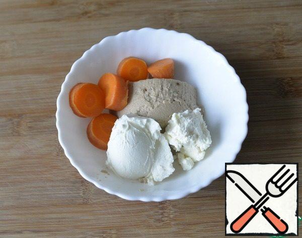 Combine chopped boiled carrots, Pollock liver (or cod), cottage cheese and cream, salt to taste and punch a blender into a uniform cream mousse.