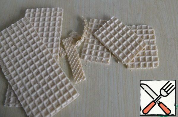 For the presentation of snacks, we take bread, I have waffle or crackers. Cut the loaves into pieces that are convenient for serving.
The appetizer is made just before serving, as otherwise the loaves will get wet.