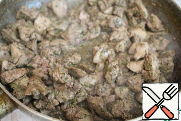 In a pan, melt the butter, add the chopped liver. Fry on medium heat for 3-4 minutes, stirring occasionally. Add the cognac and fry for 2-3 minutes. Pour in the chicken stock, add the sage, mint, thyme, nutmeg, salt and pepper. Cook for 10 minutes, reducing the heat.