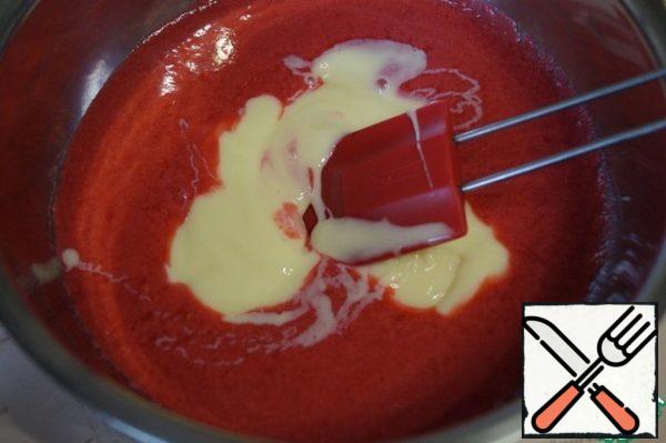 Add condensed milk to the puree. Take condensed milk of good quality, it is important!