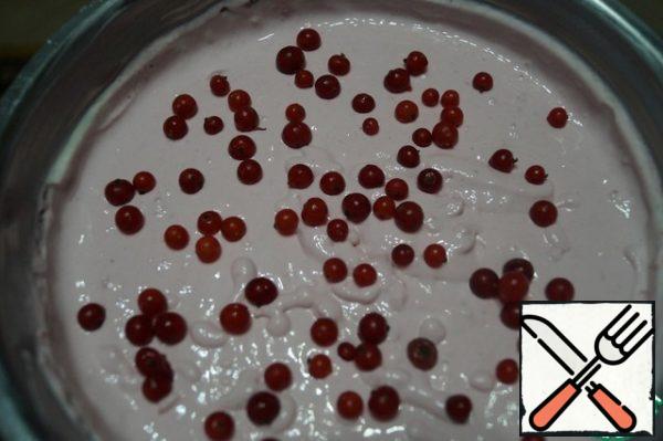 After an hour, get the ice cream, add some whole currant berries and mix thoroughly. Remove to the freezer for 6-7 hours.