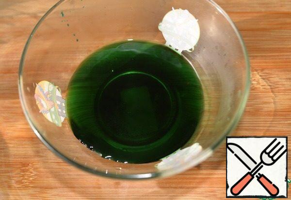 Filter the decoction of mint. I got a very concentrated color and taste. So I took only 100 ml and split it in half with boiling water. Add soaked gelatin (gelatin solution), lemon juice and stevia (or sugar). We add green dye for beauty. Stir. I got an intense green color, as little dye as possible.