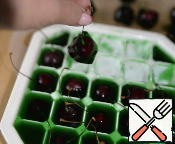 Before serving, take out the form with jelly from the refrigerator. Let it stand for a while at room temperature and carefully remove the jelly with cherries by the tail.