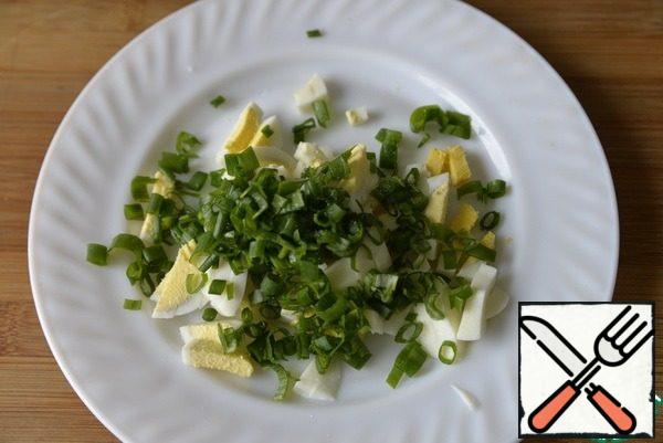 Add to the eggs chopped green onions, salt (do not over-salt!!!), mix.