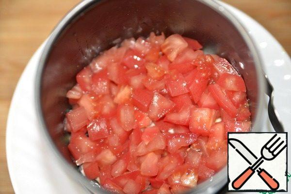 Next, put a layer of tomatoes. Extra liquid is not needed, but tomatoes will also soak the eggplant due to the juice.