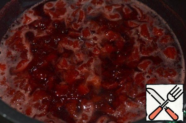 Compote: cut into pieces strawberries with sugar and juice to bring to a boil.
Cook for 7 minutes.
Mix the starch with 2-3 tsp of water, pour into the compote and let it boil again.