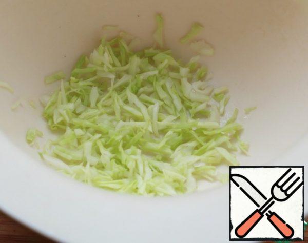 Chop the cabbage finely and briefly.